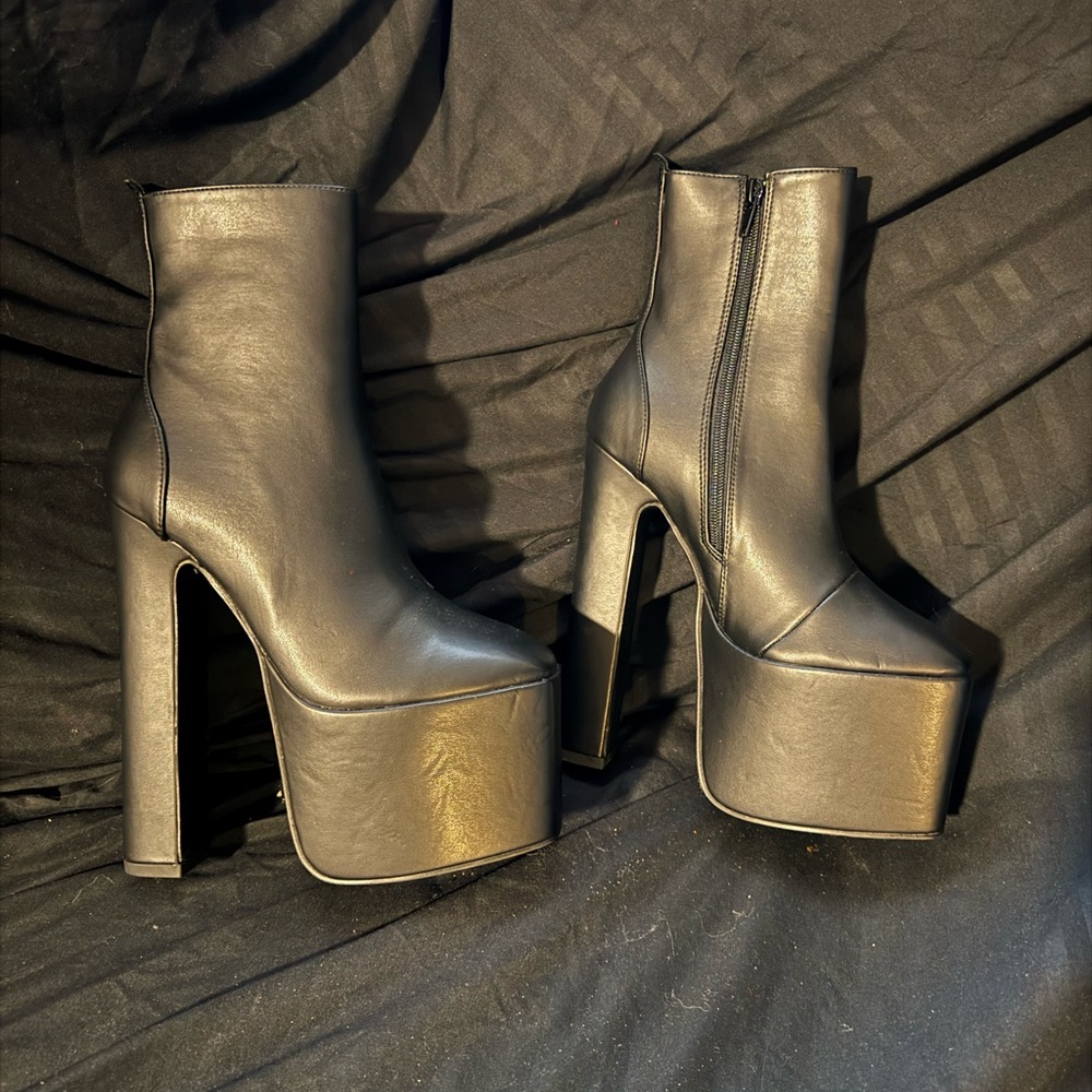 Dolls kill pink kiss platform boot